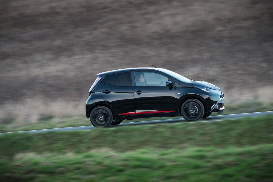  Toyota Aygo x-press 5-Door 2017 года  (UK) (фото 6 из 18)